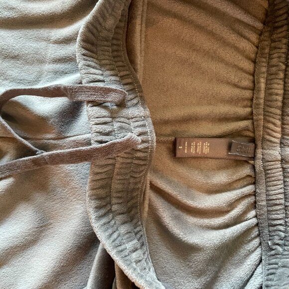 Skims Velour Tank Top & Jogger Set | Size Tank: Small Joggers: Small | Gray - Picture 5 of 10